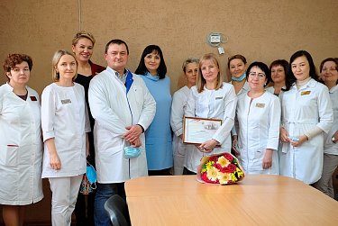Накануне Нового года детвора получает подарки и ждет сюрпризов